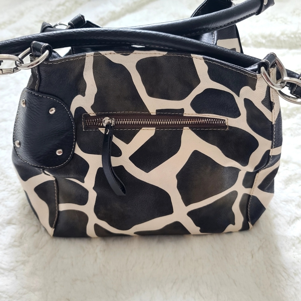 Giraffe pattern purse, lightly used, see scuffs in pics, excellent condition